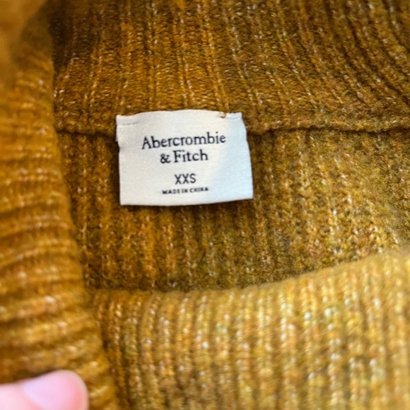 Cozy Mustard Turtleneck Sweater Abercrombie & Fitch - Picture 2 of 4